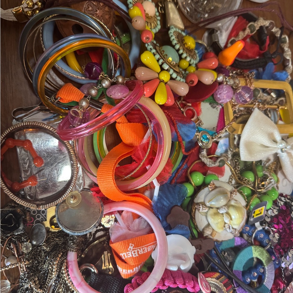 Mostly junk jewelry- 5 lbs - Picture 6 of 8